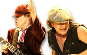 Brian Johnson de ACDC con su colgante de collar característico y Angus Young con su uniforme de colegial