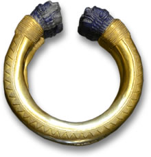 Brazalete aqueménida con remates de lapislázuli
