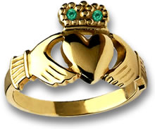 Anillo Claddagh de oro con detalles de esmeralda
