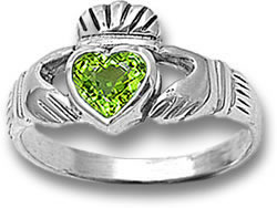 Anillo Claddagh de plata con gema de peridoto