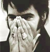 Elvis Presley mostrando sus anillos