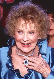 Gloria Stuart con el collar de diamantes azules de Harry Winston