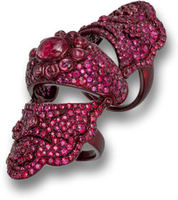 Anillo de nudillo con gemas rojas de Lydia Courteille de la colección Scarlet Empress