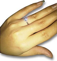 Anillo de compromiso tradicional con diamantes blancos