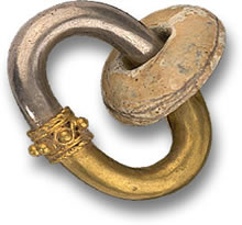 Adorno para oreja Tumaco Platino, Oro y Piedra