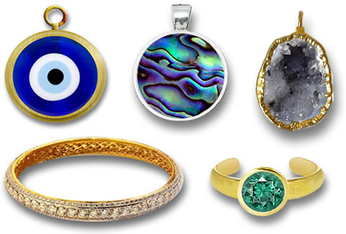 Varios estilos coloridos de joyas con piedras preciosas