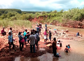 Esperanzados lugareños de Bo Rai en busca de rubíes