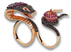 Anillo de dos dedos "Temptation of Eve" de diamantes negros y rubíes de Stephen Webster