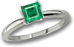 Anillo de platino con solitario de esmeralda cuadrada