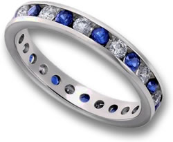 Anillo de eternidad con zafiro azul y diamantes engastados en canal