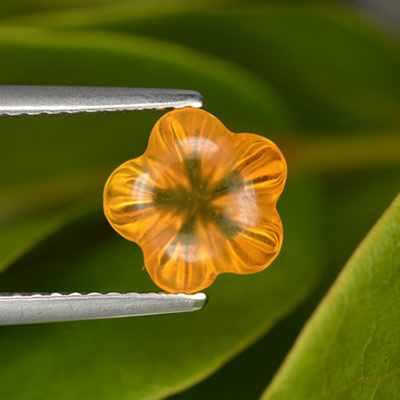 Piedra preciosa citrina tallada en forma de flor