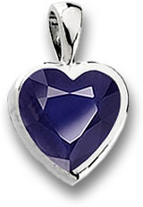 Colgante en forma de corazón de iolita y platino