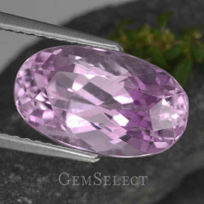 Piedra preciosa de kunzita violeta