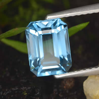 Gema de topacio azul suizo de corte escalonado y octogonal