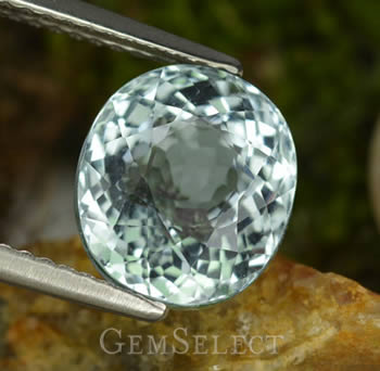 Piedra preciosa aguamarina ovalada de talla portuguesa