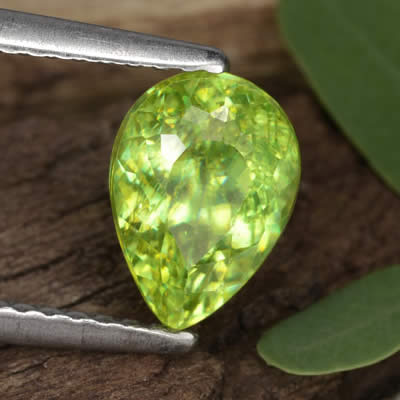 Piedra preciosa de esfena de color verde amarillento en forma de pera