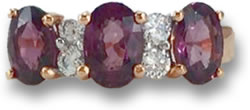 Anillo de oro rosa, granate rodolita y zafiro blanco