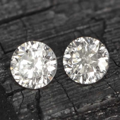 Par de diamantes blancos redondos con talla de diamante