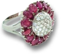 Anillo de cóctel con flor de rubí y diamante