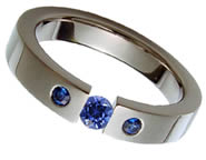 Anillo de zafiro y titanio
