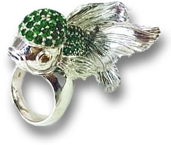 Anillo de cóctel de plata con diseño de pez y gemas de granate tsavorita y espesartita