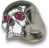 Anillo Calavera de Plata con Ojos de Rubí