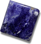Cabujón de sodalita azul violeta