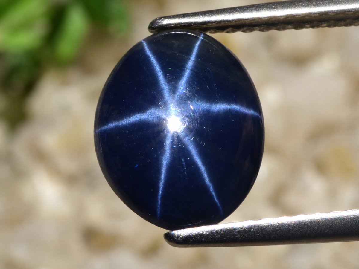 Vista de cerca de gemas de zafiro estrella azul natural.