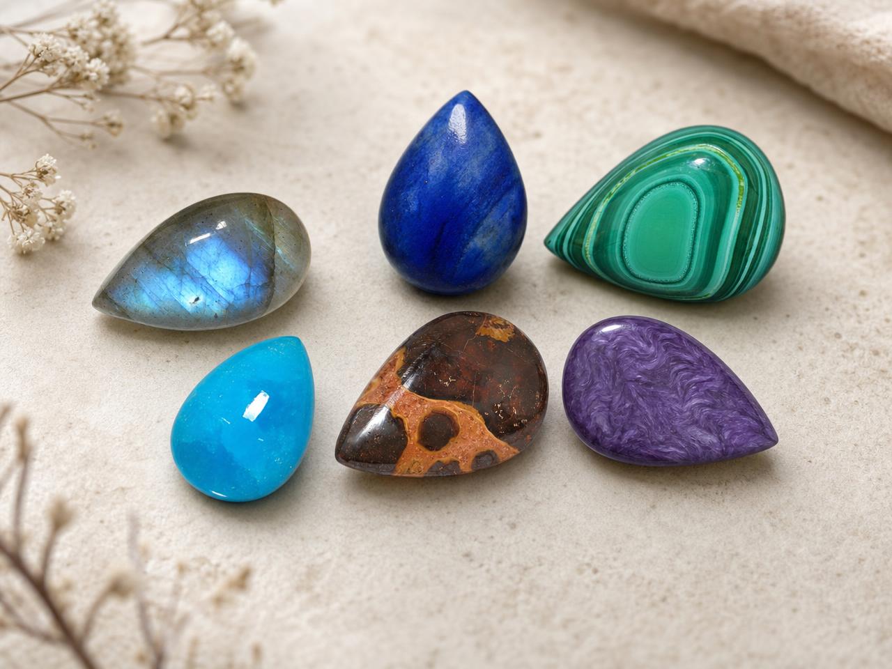 Gemas sueltas en forma de cabujón con forma de lágrima en colores naturales surtidos.