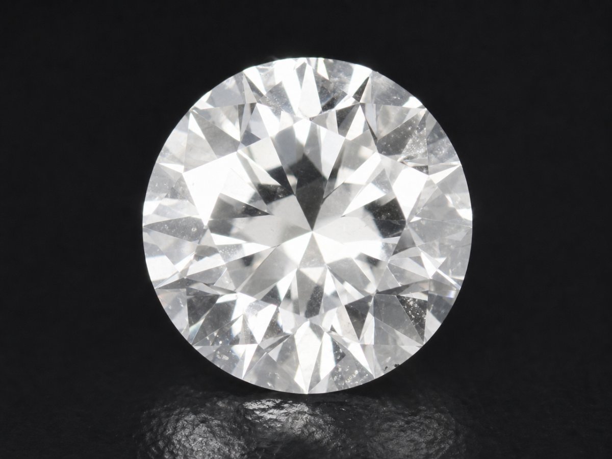 Vista de cerca de gemas de diamantes naturales.