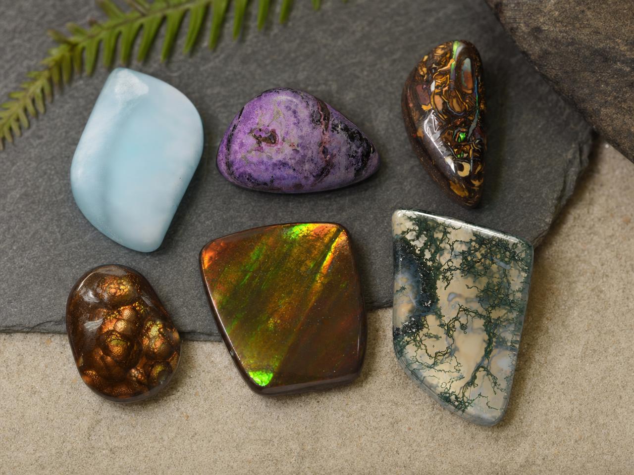 Gemas naturales sueltas de forma irregular con forma de cabujón y formas orgánicas.