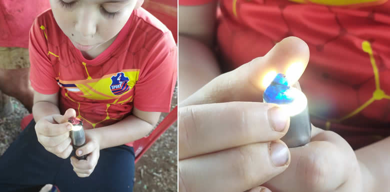 Mirando piedras preciosas en bruto con linterna