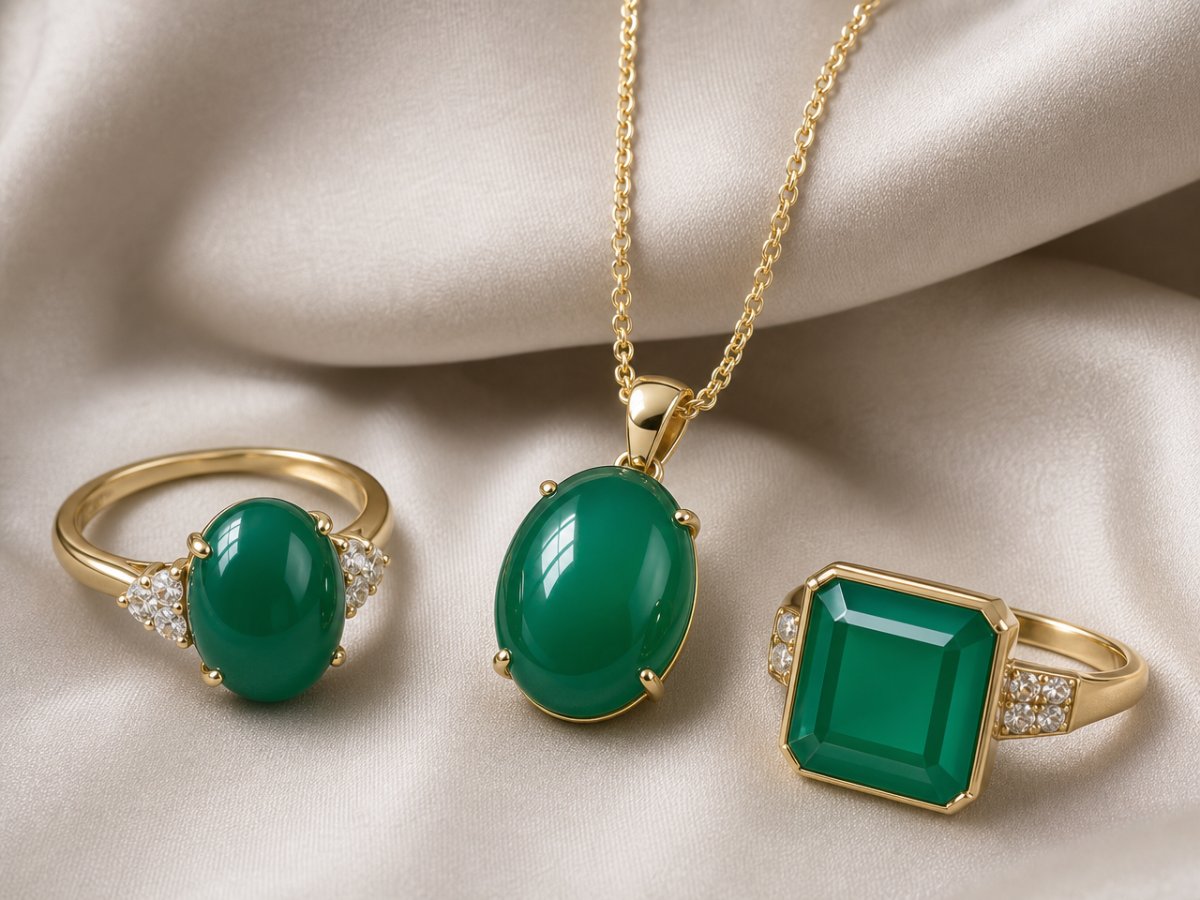 Gemas de ágata verde mostradas en joyería