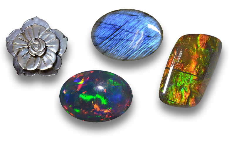 Gemas iridiscentes con juego de colores y brillo.