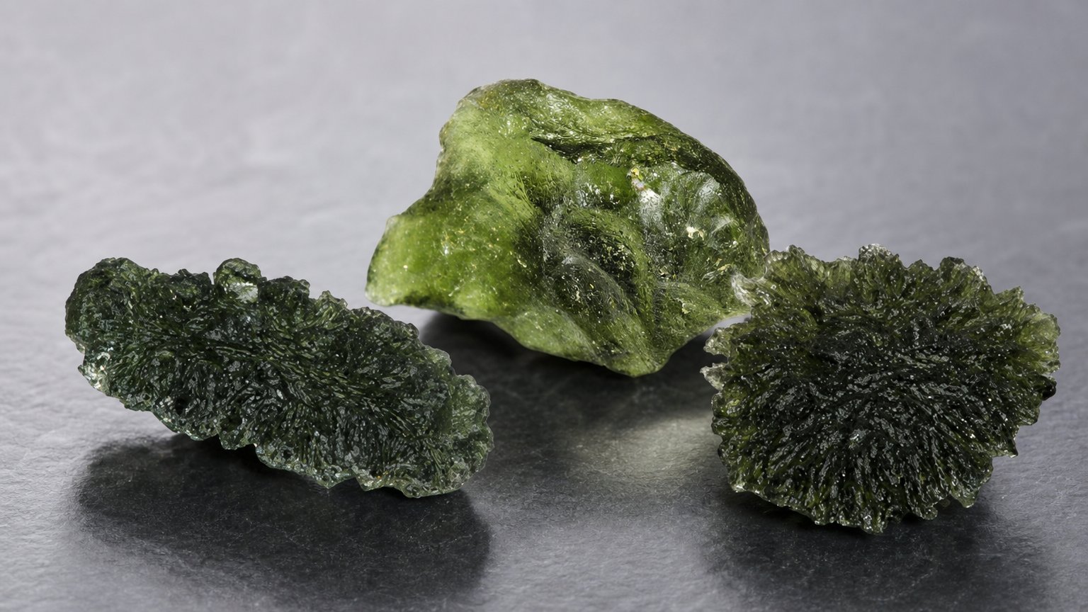 Gemas de moldavita natural: guía de compra