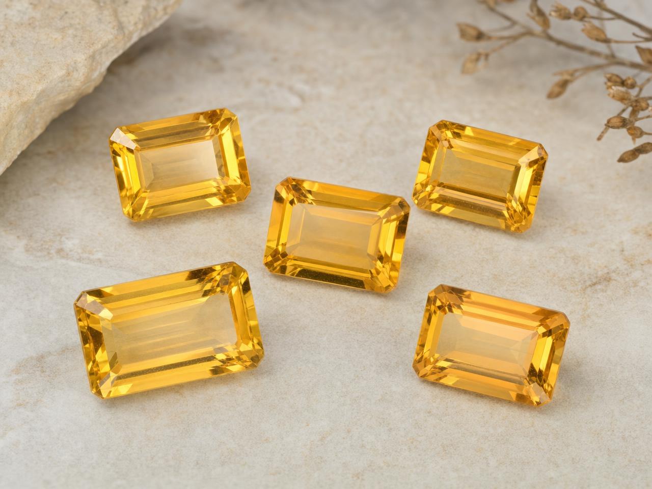 Gemas sueltas de citrino octogonal en tonos amarillo dorado.