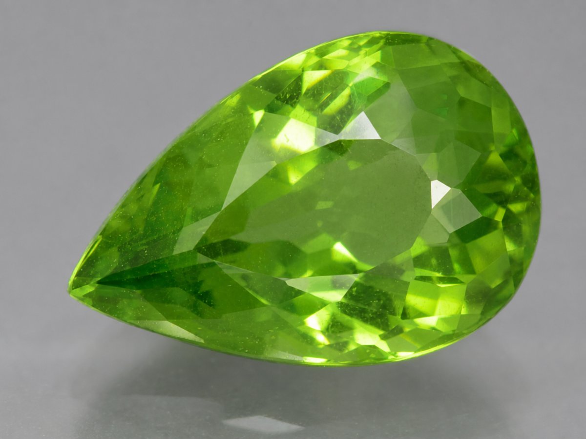 Vista de cerca de gemas de peridoto natural.