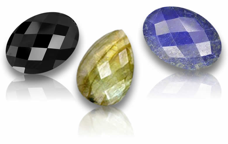 Piedras preciosas talladas en rosa con estilo de facetado vintage.