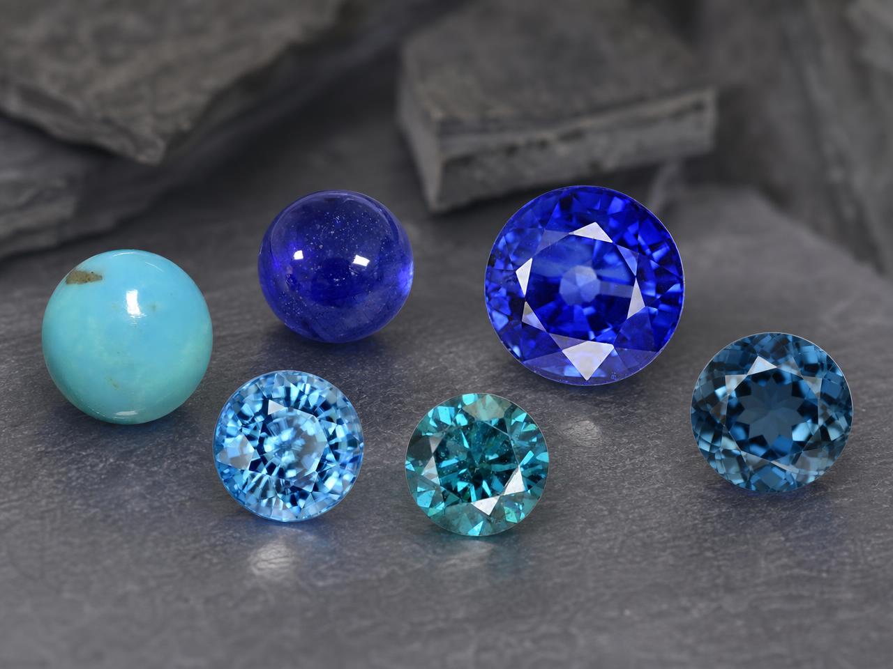 Selección de gemas azules redondas sueltas en diferentes tonalidades.