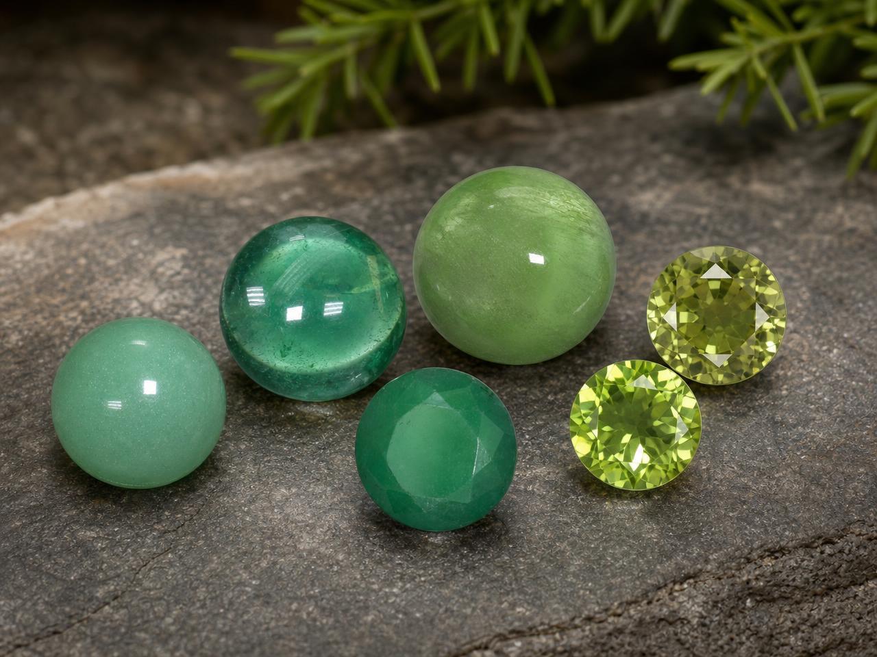 Gemas verdes redondas sueltas en diversos tonos.