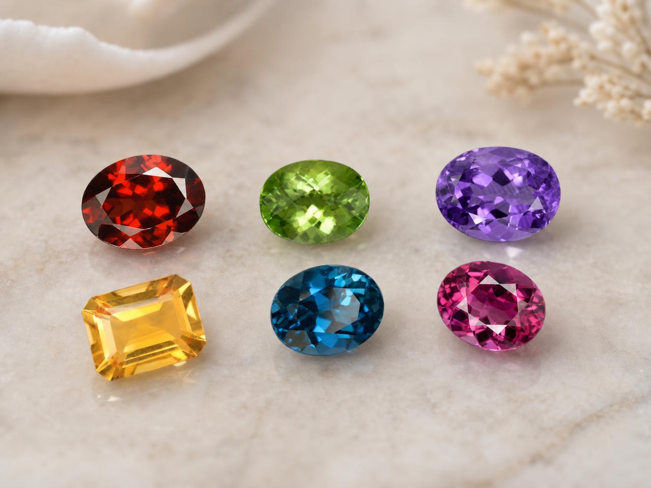 Surtido de gemas naturales ovaladas de 6x4 mm.