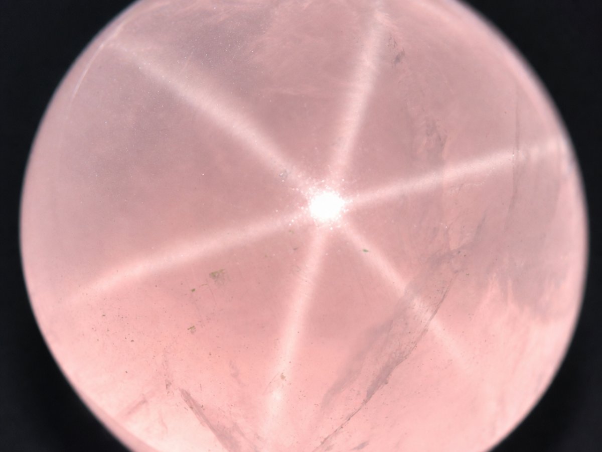 Vista de cerca de gemas naturales de cuarzo rosa estrellado.