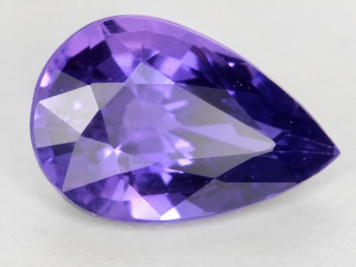 Vista de cerca de gemas de zafiro violeta natural.