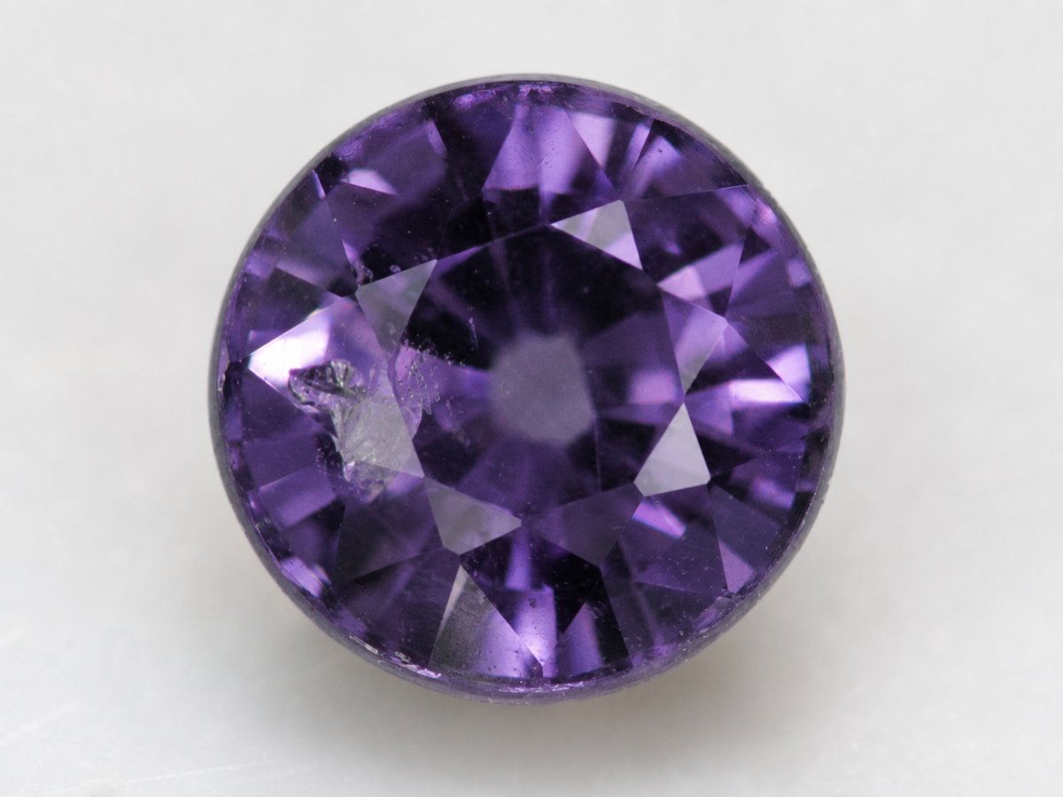 Vista de cerca de gemas de espinela violeta natural.