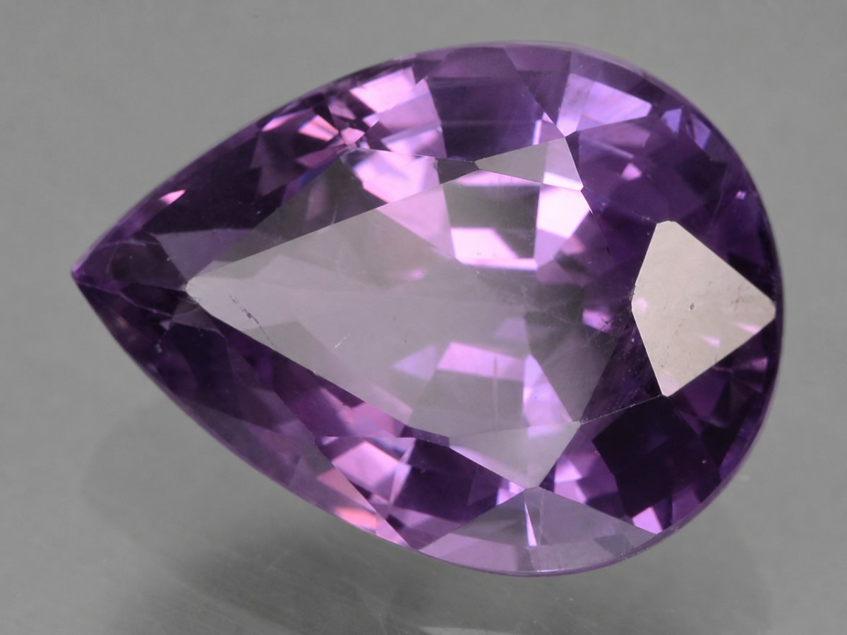 Vista de cerca de gemas de espinela violeta natural.