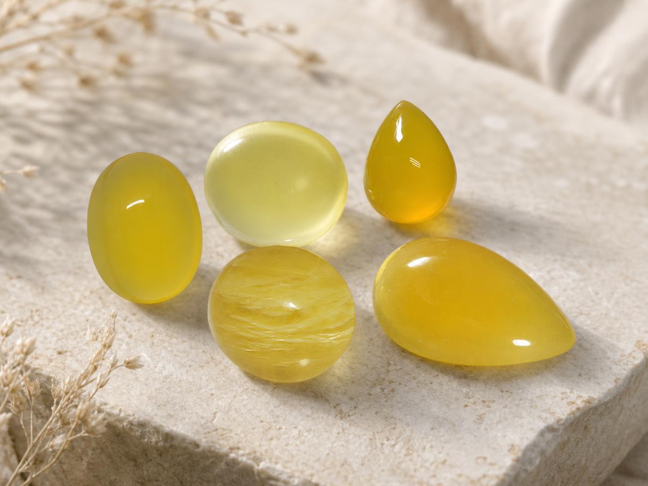 Surtido de gemas sueltas de cabujón amarillo en tonos dorados cálidos.