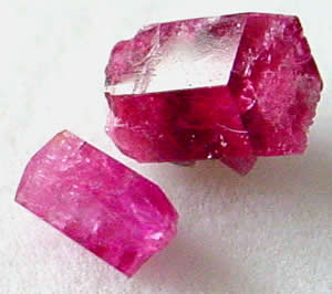 Cristal de berilo rojo