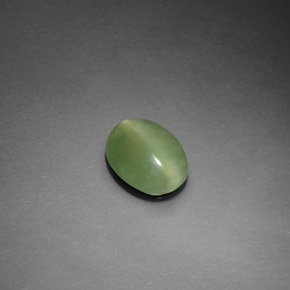 Ojo de gato actinolita verde natural de 0,91 ct, corte óvalo, transparente