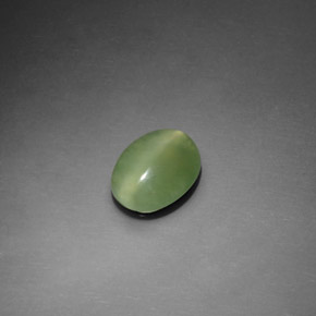 Ojo de gato actinolita verde natural de 0,91 ct, corte óvalo, transparente