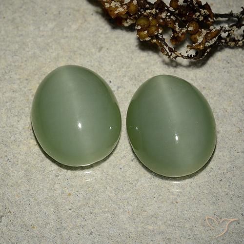 Gemas de Ojo de Gato Actinolita Medium Light-Green natural de 12.17 ct, Corte Óvalo, Translúcido